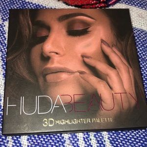 huda Beauty highlighting palette